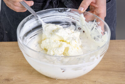 Schlagsahne zur Creme geben
