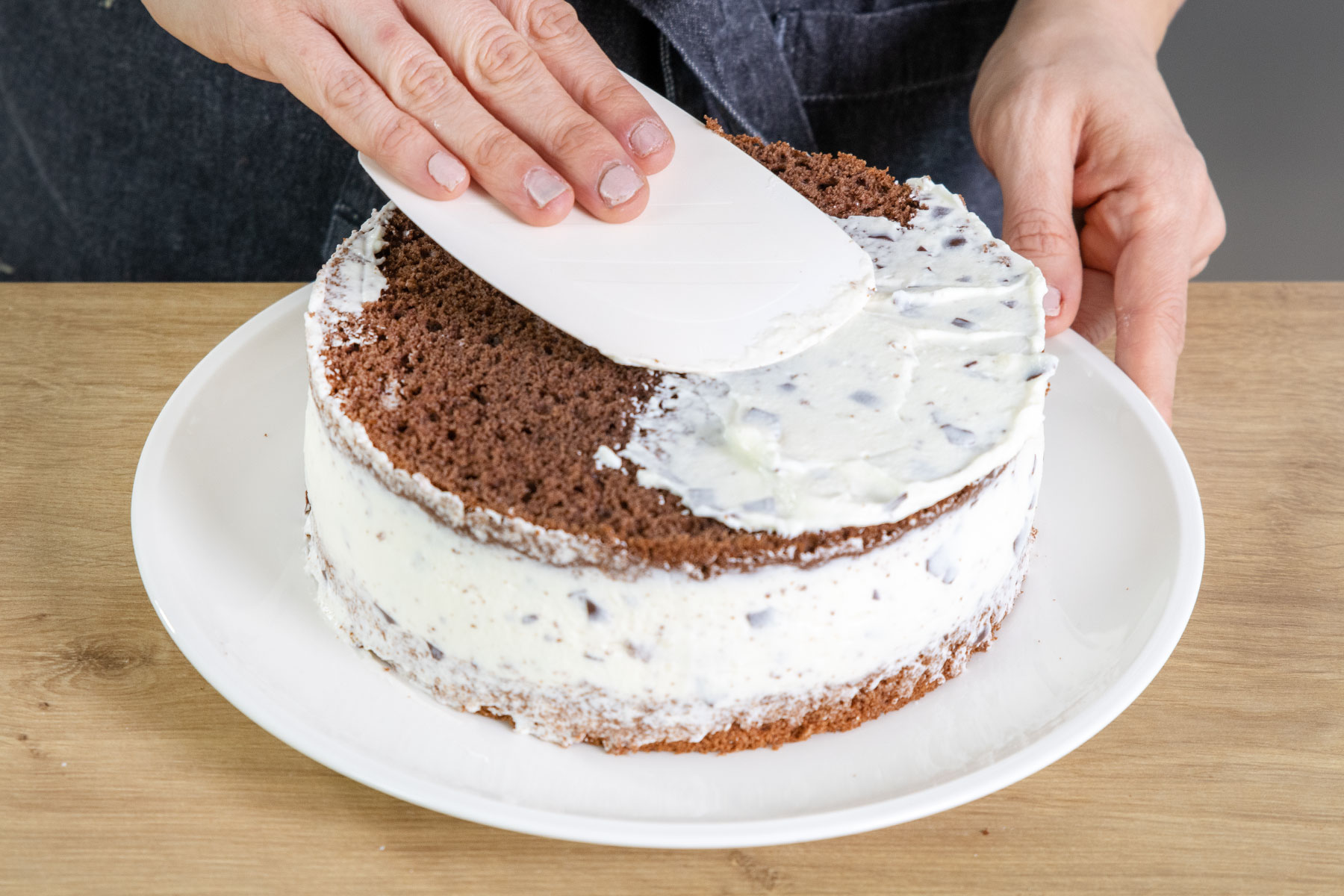 Schokokusskuchen mit der Creme einstreichen