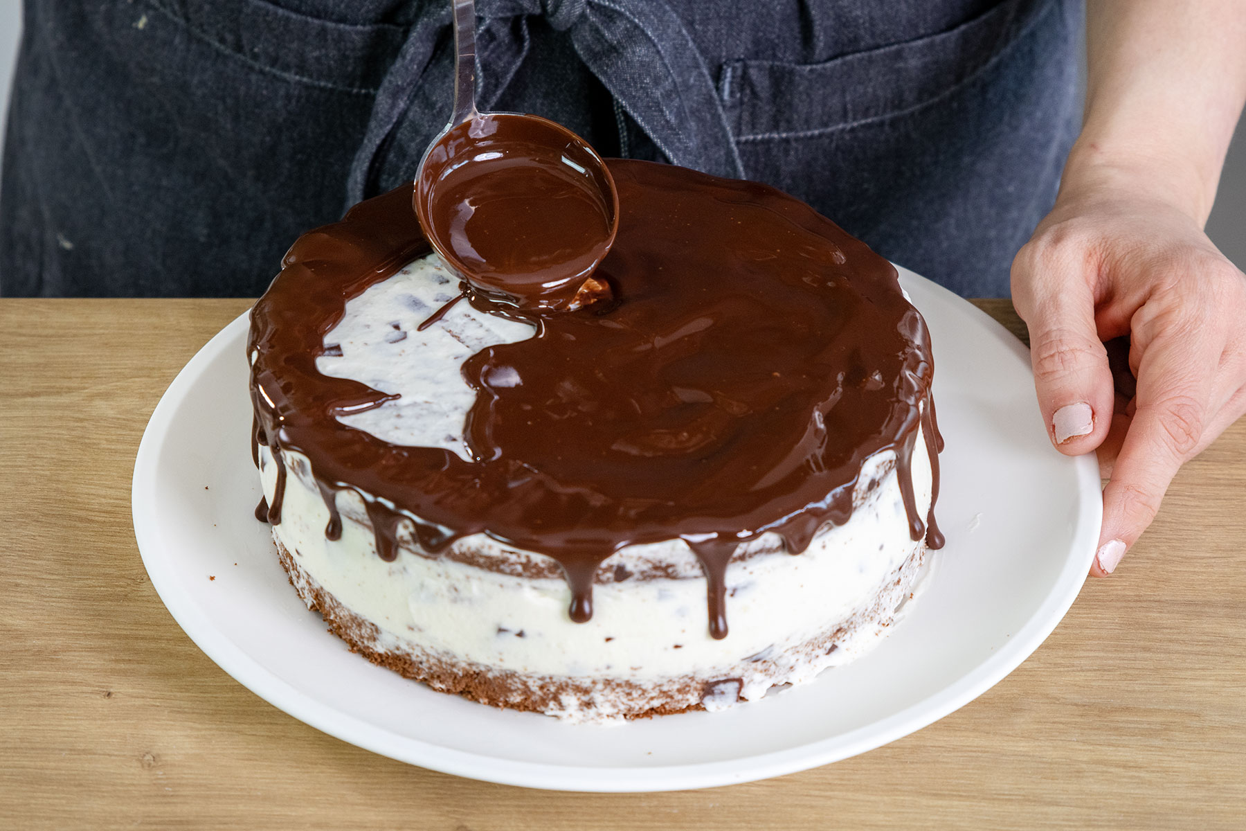 Schokodripping auf den Schokokusskuchen gießen