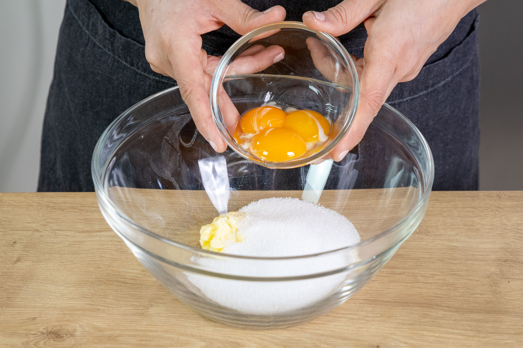 Eier zur Butter und Zucker geben