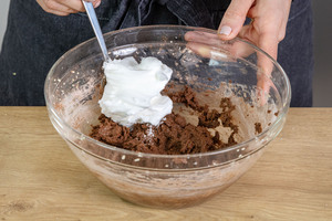 Eischnee unter den Teig heben