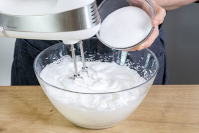 Zucker zum Eischnee geben