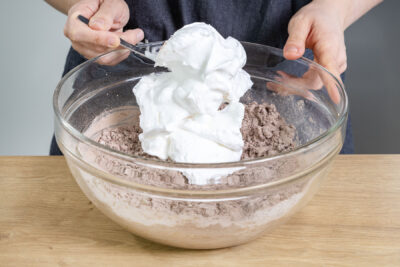Eischnee unter den Teig heben