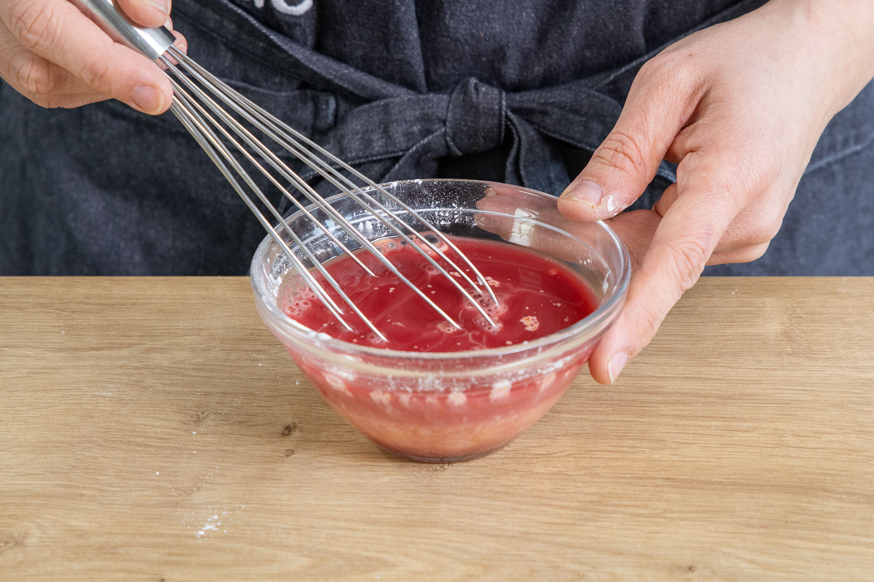 Puddingpulver und Zucker in den Kirschsaft einrühren