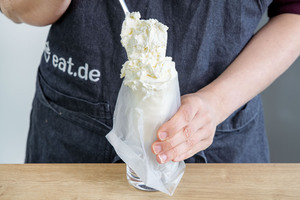 Sahnecreme in einen Spritzbeutel füllen