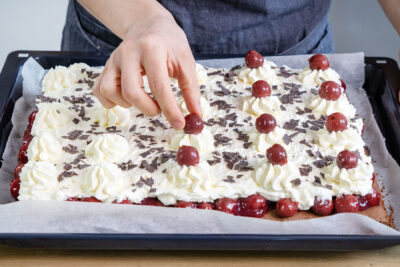 Kirschen auf die Schwarzwälder Kirschtorte legen