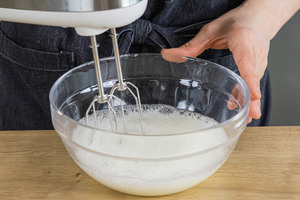 Eiweiß, Salz und Zucker steif schlagen