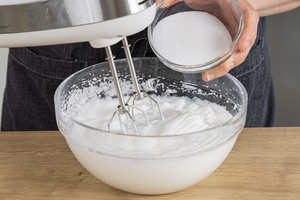 Zucker zum Eiweiß und Salz geben