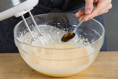 Vanillepaste zum Teig in die Schüssel geben