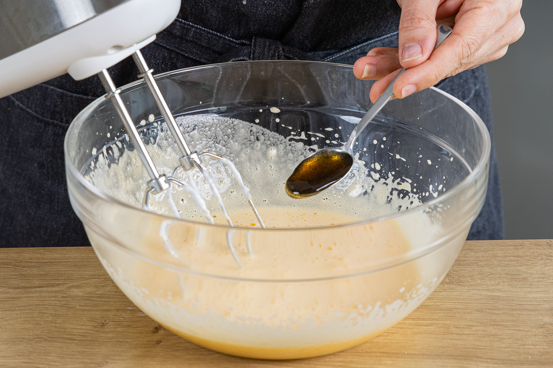 Vanillepaste zum Teig in die Schüssel geben