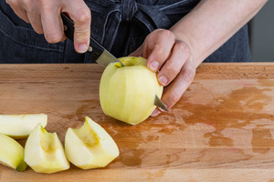 Äpfel entkernen und halbieren