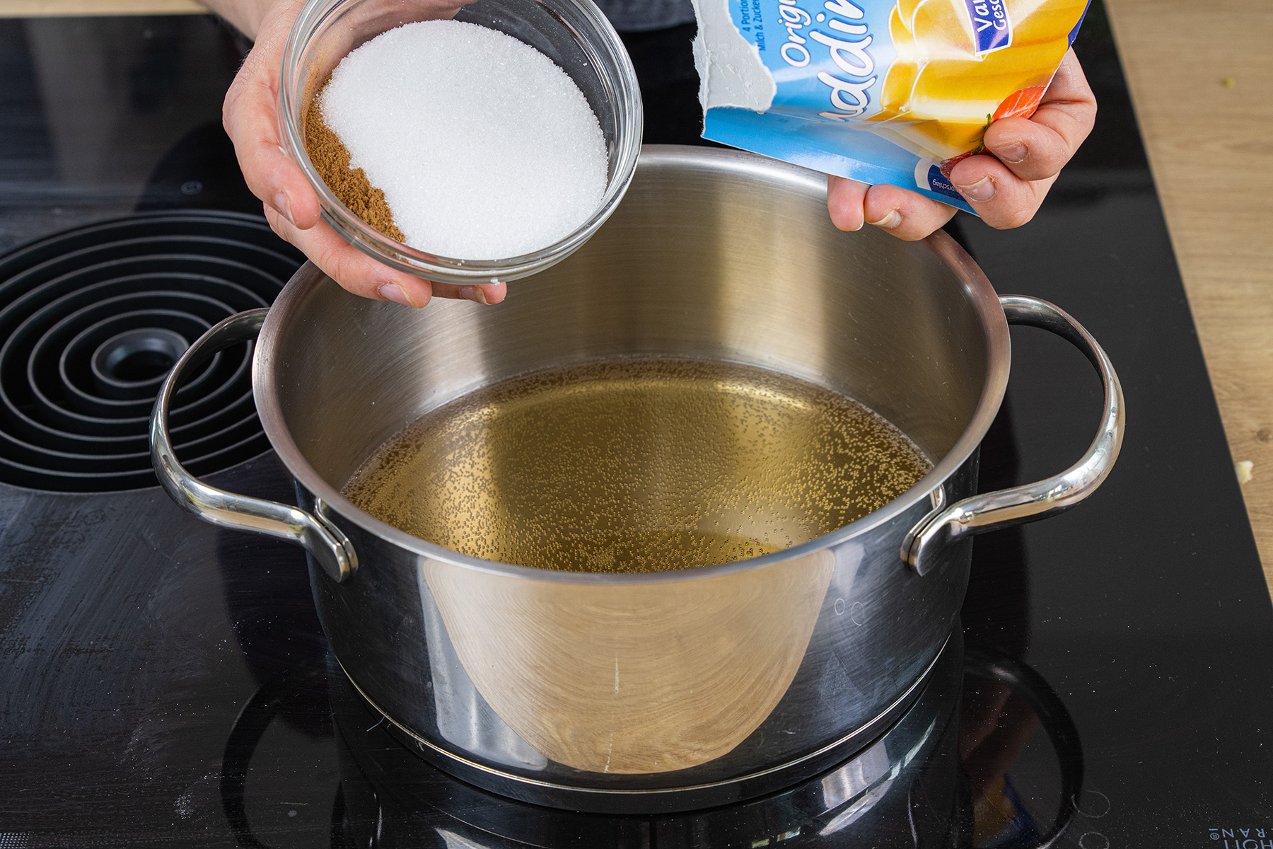 Apfelsaft, Zucker, Zimt und Vanillepuddingpulver in einem Topf verrühren