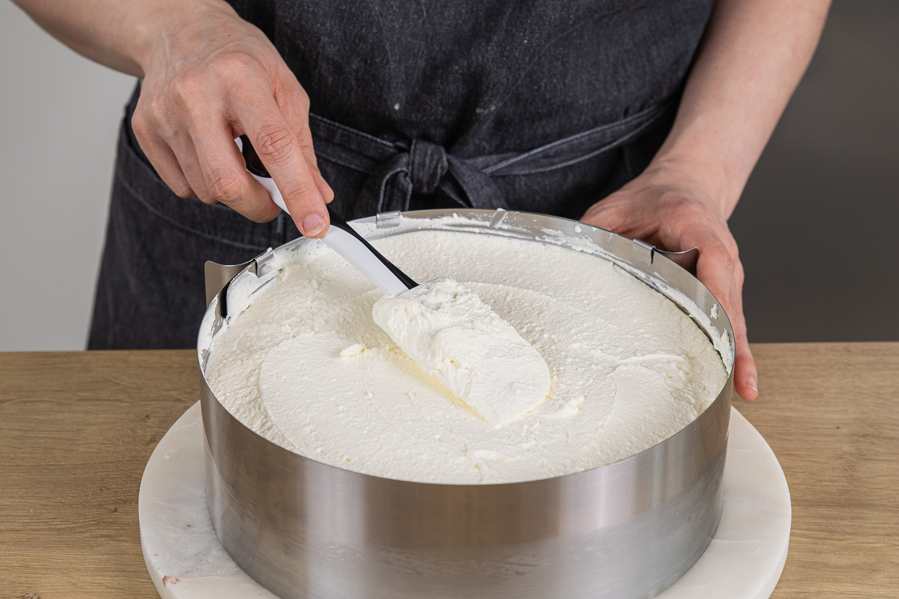 Sahne auf der schwedischen Apfeltorte verstreichen