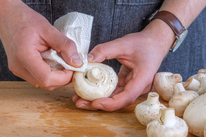 Champignons putzen
