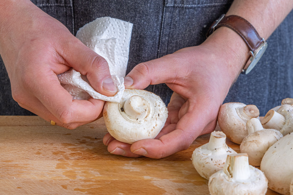 Schweinefilet mit Käse und Champignons überbacken | Rezept