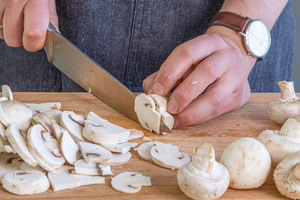 Champignons in Scheiben schneiden