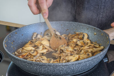 Pilze und Zwiebeln anbraten