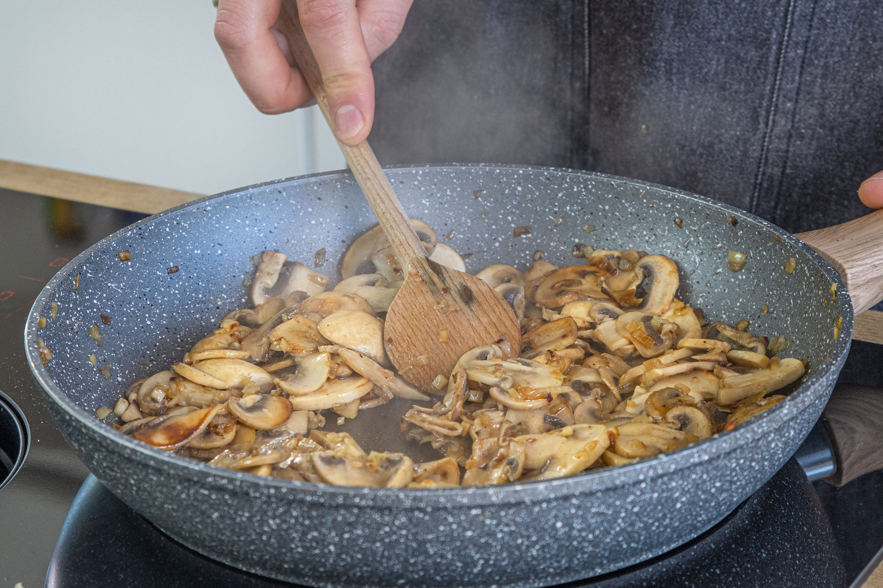 Pilze und Zwiebeln anbraten