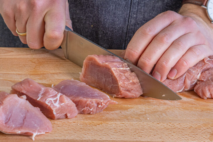 Schweinefilet portionieren