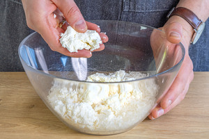 Feta zum Parmesan geben