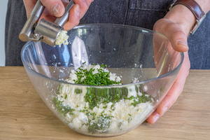 Knoblauch dazupressen