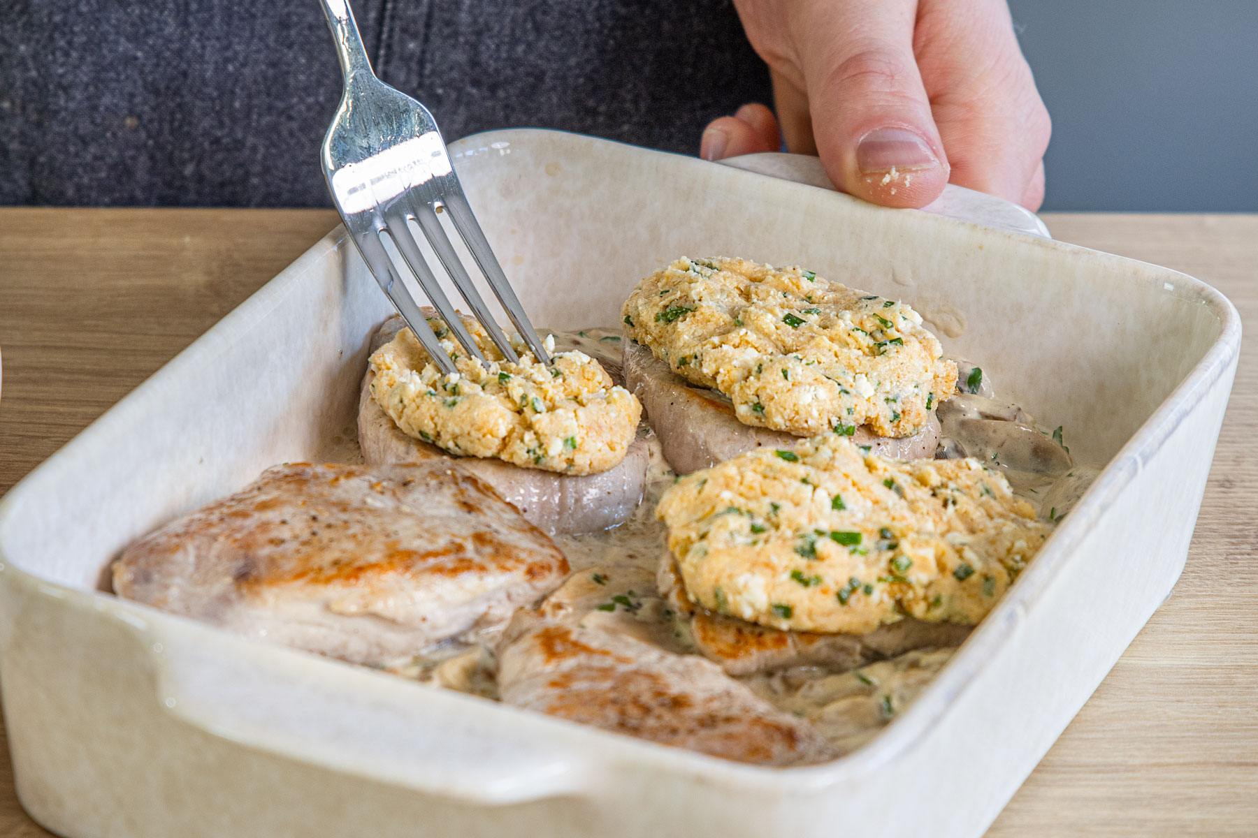 Schweinefilet mit Gratiniermasse bedecken
