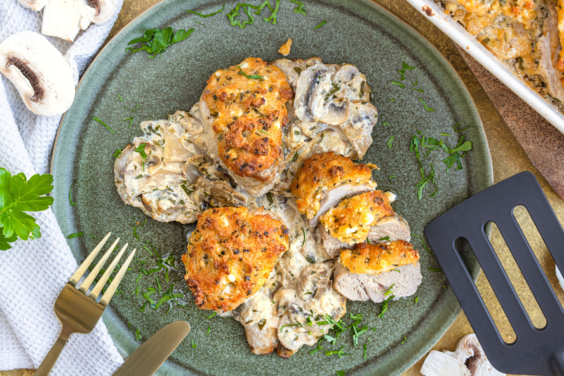 Schweinefilet mit Käse und Champignons überbacken | Rezept - eat.de