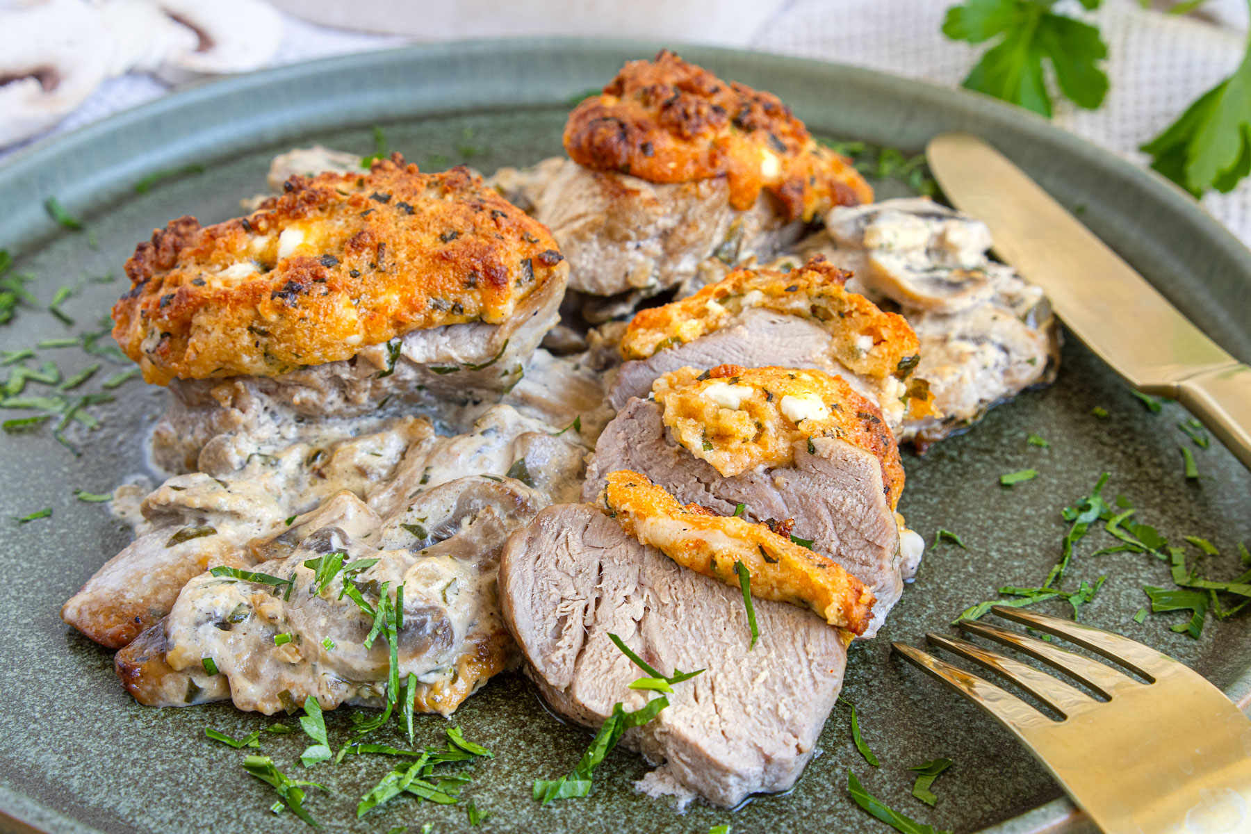 Schweinefilet mit Käse und Champignons überbacken Rezept