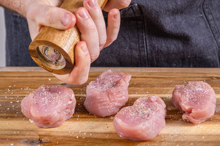 Schweinefilet salzen und pfeffern