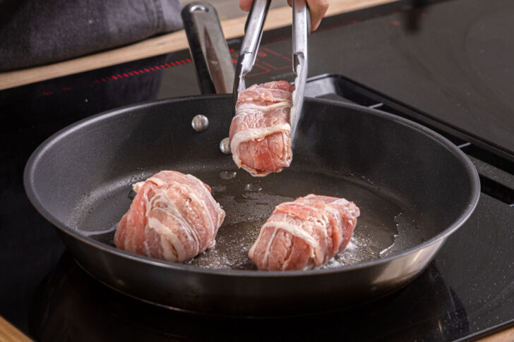 Schweinemedaillons in die Pfanne geben
