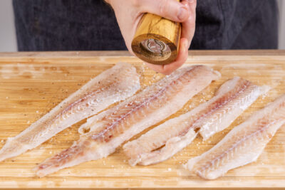 Seelachsfilets würzen