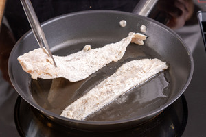 Seelachsfilets in die Pfanne geben