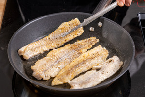 Seelachsfilets in der Pfanne braten