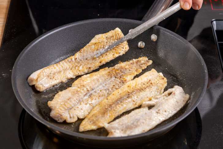 Seelachsfilets in der Pfanne braten