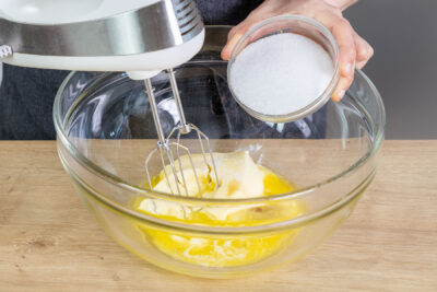 Zucker zur Butter geben