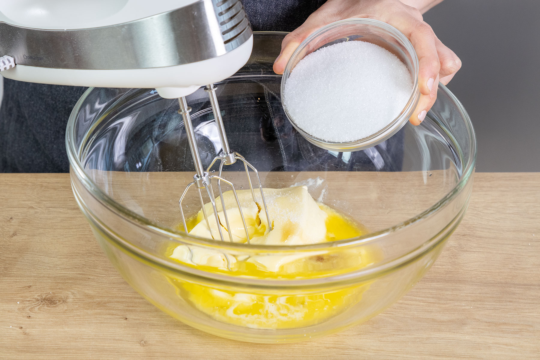 Zucker zur Butter geben