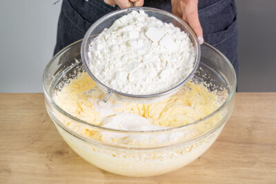 Mehl, Puddingpulver und Packpulver zum Teig sieben