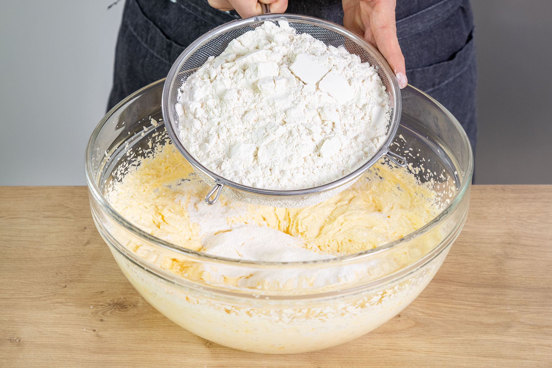 Mehl, Puddingpulver und Packpulver zum Teig sieben
