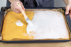 Guss auf dem Selterwasserkuchen vom Blech verstreichen