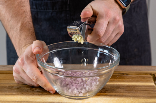 Knoblauch pressen