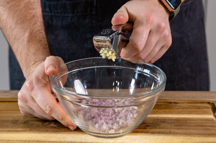 Knoblauch pressen