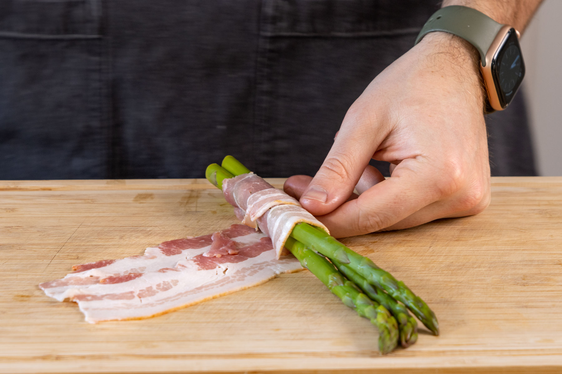 Spargel in Speck wickeln