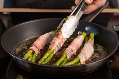 Spargel im Speckmantel in Pfanne anbraten