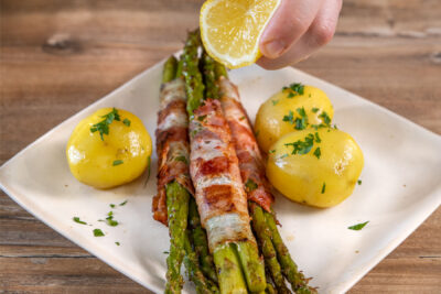 Spargel im Speckmantel mit Zitronensaft beträufeln