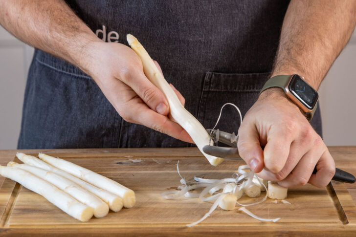 weißen Spargel schälen