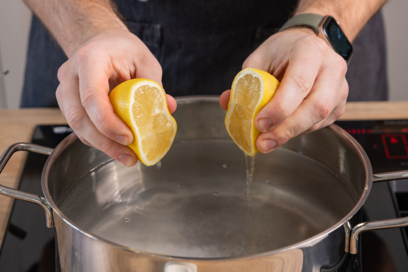 Zitronensaft ins Kochwasser geben