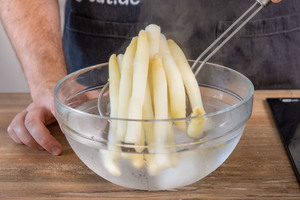 weißen Spargel in Eiswasser geben