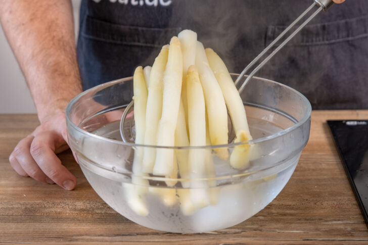 weißen Spargel in Eiswasser geben