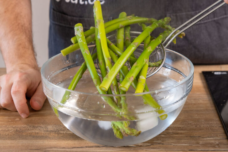 grünen Spargel in Eiswasser geben