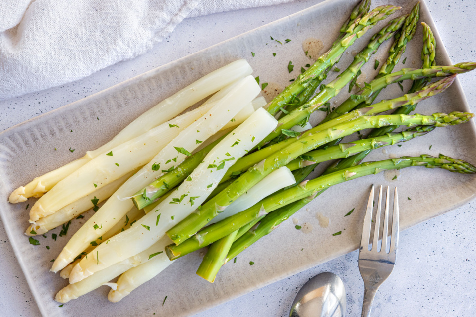 Wie Bereitet Man Weißen Spargel Zu Spargel richtig kochen | Rezept - eat.de